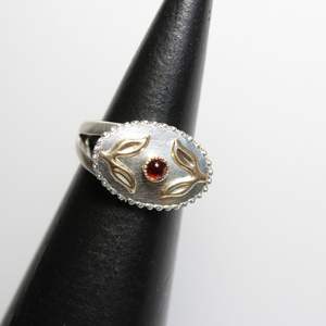 แหวนเงินแท้ 925 ดีไซน์ดอกไม้ ประดับเพชรซิคอนธรรมชาติ ชุบโรเดียม สไตล์วินเทจสำหรับผู้หญิง รุ่นใหม่ล่าสุด - Product Image 1