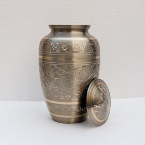 Urna Funeraria de Latón Grabada a Mano de Primera Calidad con Acabado Bronce, Grabado Personalizado, Forma Clásica para Guardar Cenizas Humanas - Product Image 4