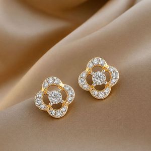 Pendientes de Oro Amarillo con Diamante Cultivado en Laboratorio, Diseño Floral de Cuatro Pétalos con Halo - Product Image 5