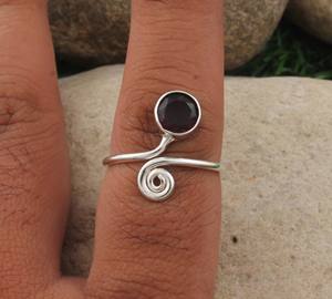 แหวนเงินแท้ 925 ประดับพลอยโกเมนสีแดงธรรมชาติทรงรีขนาดใหญ่จากโมซัมบิก สำหรับผู้หญิง หินประจำเดือนมกราคม เหมาะสำหรับงานเลี้ยง - Product Image 2