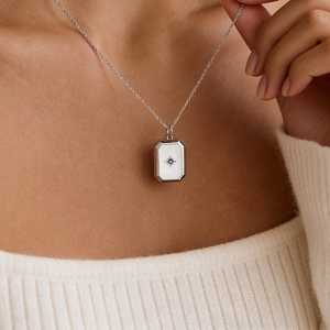 Nuevo Colgante Unisex de Plata de Ley 925 Maciza con Baño de Rodio, Estilo Neo-Gótico, con Granate en Marco Abierto, Joyería Fina Hecha a Mano - Product Image 2