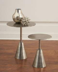 Table d'appoint en métal brillant, idéale pour la placer près du lit, ajoutant chaleur et commodité aux espaces de couchage - Product Image 4