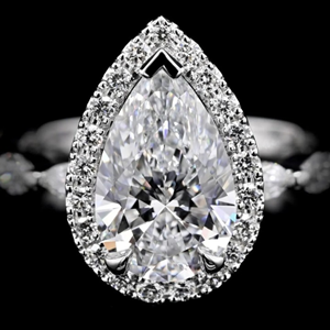 Bague de fiançailles avec halo de diamants de laboratoire de 2,00 carats en forme de poire et diamants marquise de laboratoire sur les côtés - Product Image 4