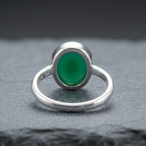 Anillo minimalista de plata de ley 925 con ónix verde de 8 mm, engaste de bisel con piedra preciosa redonda, hecho a mano, para uso diario, unisex. - Product Image 4