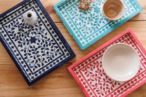 Elegante bandeja con incrustaciones de resina, perfecta para servir con estilo y añadir un toque de sofisticación a cualquier ambiente de comedor o sala de estar. - Product Image 4