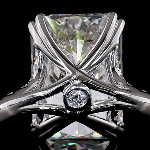 Bague d'anniversaire personnalisée de luxe en or blanc massif 14 carats avec pavé de diamants de laboratoire Moissanite taille Radiant certifiés IGI 5 carats - Product Image 3