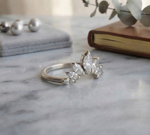 Anillo de Compromiso de Diamantes con Corte Marquesa en Oro Blanco de 14K para Mujer, Certificado IGI, Estilo Clásico - Product Image 1