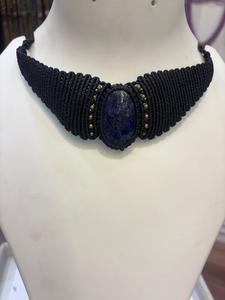Collier en macramé noir fait main avec pendentif en pierre de lapis-lazuli, perles dorées, bijoux de style bohème, vente en gros - Product Image 1