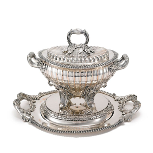 Par de soperas de plata de estilo regal con detalles de cabeza de león y bases robustas con patas de garra, disponibles a precios de mayorista. - Product Image 4