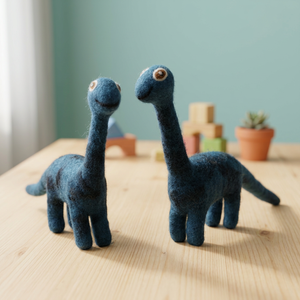 Jouet en laine feutrée fait main, dinosaure bleu, animal en feutrine aiguilletée - Product Image 2