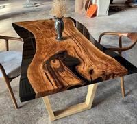 Table à manger rectangulaire moderne en noyer massif avec bord naturel et résine époxy bleue, pieds en métal noir, mobilier de salle à manger sur mesure, entrée d'entrepôt