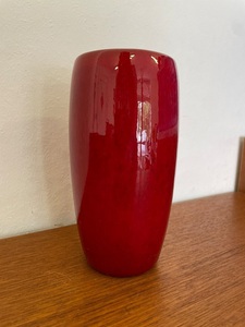 Jarrón de Cerámica Rojo Rubí Impresionante con Forma Cónica Alta, Acabado Brillante y Acento Audaz para Decoración Interior Moderna - Product Image 2