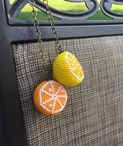 Llavero Clásico Naranja de Ganchillo con Cuentas, Ecológico y Hecho a Mano, Colgante para Bolso con Forma de Corazón, Accesorios para el Día Nacional - Product Image 6