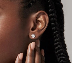 Pendientes Halo con Diamantes de Laboratorio Premium para Mujer en Oro Blanco de 18K - Product Image 2