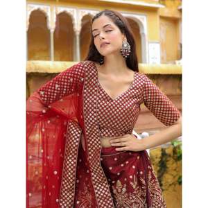 Lehenga choli ผ้าไหมดิบประดับเลื่อมสีแดงเข้มที่สวยงามสำหรับชุดแต่งงาน - Product Image 3
