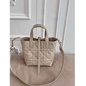 Sac fourre-tout noir matelassé en polyester avec fermeture éclair, deux poignées, motif losanges, style minimaliste, 7 chaînes, fleurs - Product Image 2