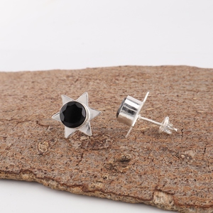 Boucles d'oreilles indiennes faites à la main, en forme d'étoile, avec pierres précieuses en onyx noir, dans un élégant bijou plaqué argent 925 pour femmes. - Product Image 4