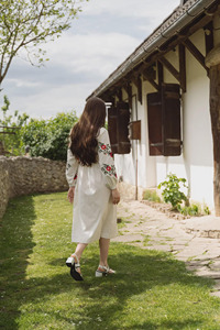Elegante Vestido Vyshyvanka de Lino Hecho a Mano con Bordado Floral Rojo, Vestido Maxi Boho Chic de Manga Larga para Mujer - Product Image 3