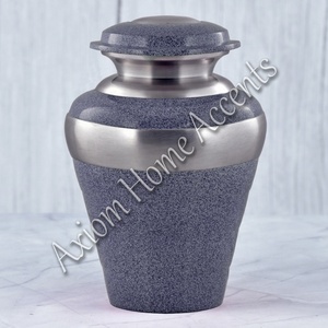 Elegante urna de cremación de aluminio con grabados únicos, honra a tus seres queridos con estilo por Axiom Home Accents - Product Image 6