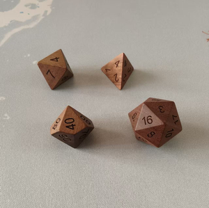 Ensemble de dés en bois personnalisables avec logo RPG Dungeons and Dragons, haute qualité, polyédriques, durables, emballés dans une boîte métallique - Product Image 5