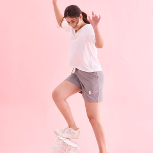 Shorts cargo gris pour femmes, poches latérales, fermeture boutonnée, coupe classique, 100% coton, séchage rapide, respirant, écologique, vêtements décontractés - Product Image 3