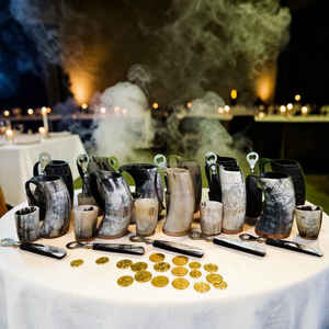 Jarra de cuerno estilo vikingo tallada a mano con abridor de botellas y vaso de chupito a precio económico - Product Image 5