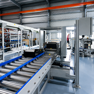 Ligne d'assemblage automatisée avec convoyeur à positionnement rotatif et élévateur de palettes vertical pour la fabrication - Product Image 1