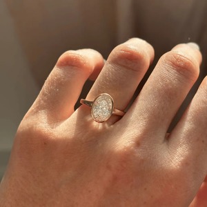 Anillo de Compromiso con Bisel de Diamante Cultivado en Laboratorio de Corte Ovalado de 2 Quilates, Oro Amarillo de 14K, Venta al por Mayor - Product Image 5