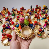 Porte-bougie à thé en métal artisanal traditionnel indien respectueux de l'environnement |   Décoration de la maison en gros : Décorations festives Kathputli en perles