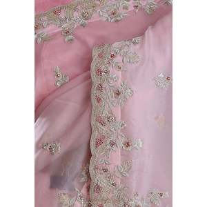 ชุดส่าหรีสำหรับผู้หญิง ดีไซน์เนอร์ พร้อมงานปักลายหลายสีและเลื่อม - Product Image 1