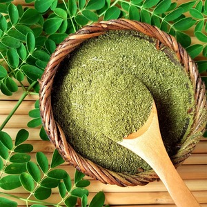 Poudre de feuilles de Moringa de qualité alimentaire, extrait végétal super-alimentaire pur, séché par pulvérisation, directement de l'usine, pour la vente en gros - Product Image 1