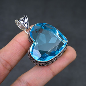 Venta al por mayor de colgantes de plata de ley con topacio azul suizo creado en laboratorio, corte cojín, para mujer. - Product Image 4