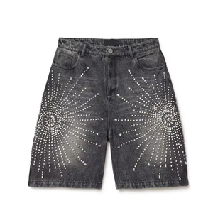 Shorts Bermuda pour homme à taille haute avec motif géométrique en strass, style streetwear, shorts en denim avec décoration de rivets - Product Image 1