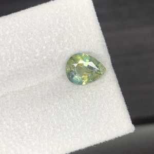 Saphir naturel jaune-vert, pierre précieuse en vrac, qualité supérieure, effet de changement de couleur, taille poire, certifié par un tiers, taille libre pour la fabrication de bijoux - Product Image 3