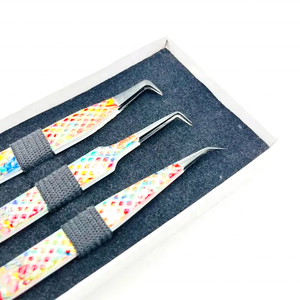 Pinzas de extensión de pestañas de acero inoxidable con estampado de flores y empuñadura de diamante sólido con punta de fibra tipo L de 90 grados de muestra gratis - Product Image 4