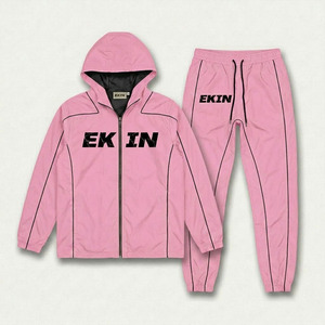 ชุดวอร์มกันลมสีชมพูพร้อมโลโก้สั่งทำขายส่ง เสื้อแจ็คเก็ตมีฮู้ด กางเกงจ็อกเกอร์ ชุดกีฬา - Product Image 1