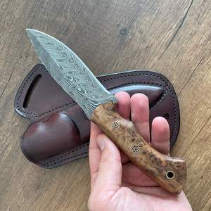 Couteau de chasse et de camping artisanal en acier Damas avec manche en bois de noyer, personnalisé pour une utilisation en extérieur, fourreau inclus - Product Image 4
