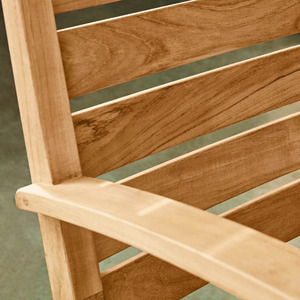 Silla mecedora Cambridge Casual Logan con estructura de madera de teca natural y asiento de listones con acabado de madera natural para uso en exteriores. - Product Image 2
