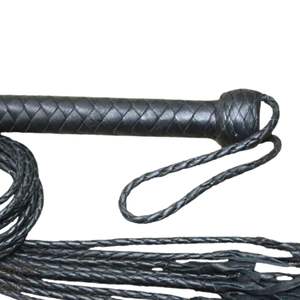Flogger en cuir de vachette avec boucle en acier et cordes à pointes souples de 2,5 cm de large pour un jeu sensuel et à impact léger - Product Image 5