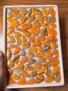 พลอยแจสเปอร์บัมเบิลบีธรรมชาติคุณภาพเยี่ยมขายส่งยอดนิยม ทรงคาโบชอง สีเหลือง ผิวเรียบ สำหรับงานแฮนด์เมด - Product Image 4