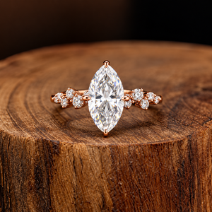 Bague en or rose plaqué diamant pour femme, idéale pour fiançailles, anniversaire, mariage, avec pierre centrale taille marquise et halo classique de diamants de laboratoire latéraux - Product Image 1