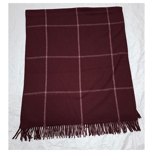 Manta Suave al Tacto con Diseño de Cuadros Finos en Borgoña y Blanco para Dormitorio, con Aspecto Elegante y Sensación Confortable - Product Image 5