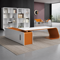 Bureau de direction moderne incurvé avec plateau bicolore arrondi et rangement latéral en bois, autoportant pour bureaux de direction