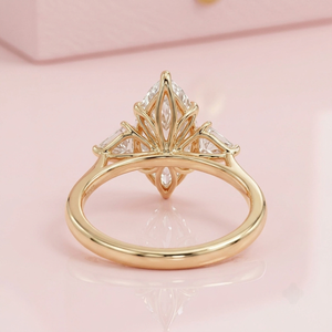 แหวนหมั้นสไตล์คลาสสิกสำหรับผู้หญิง ทองคำขาว 18K ทรงมาร์คีส์ ประดับเพชรทรงไคท์คัทด้านข้าง เพชรเลี้ยงในห้องปฏิบัติการ รับรองโดย IGI - Product Image 3