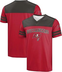 Maillot de sport à col en V en mesh des Tampa Bay Buccaneers, rouge et noir, à manches courtes, avec logo principal, couleurs d'équipe, en polyester durable - Product Image 1
