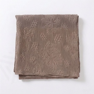 Pañuelos Hijab de Chifón Plisado con Diseño Elegante para Mujeres Musulmanas, Venta al Por Mayor Personalizada, Hijab de Chifón con Logo y Flores Arrugadas, Chal Suave - Product Image 6