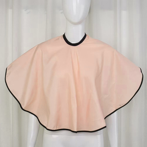Cape de coiffure professionnelle rose avec bordure noire en polyester, résistante à l'eau, pour barbier, salon de coiffure, coupe de cheveux, coloration et coiffage. - Product Image 4