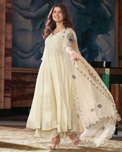 ชุดเดรส Anarkali ผ้าไหมวิชิตร้าปักลายและประดับด้วยเลื่อมสำหรับงานปาร์ตี้ พร้อมกางเกงและผ้าคลุมไหล่ ชุดพร้อมสวมใส่ - Product Image 3