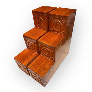 Un par de plataformas de tres niveles hechas de madera natural de Chinaberry - Product Image 2