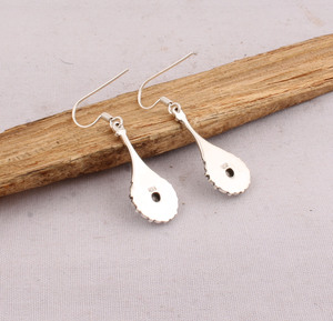 Vente en gros de boucles d'oreilles pendantes en lapis-lazuli artisanales Shree Jaipur, argent sterling 925, forme goutte d'eau vintage, unisexe, pour femmes - Product Image 3